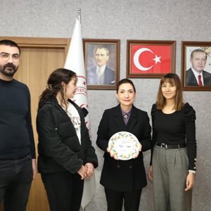 Koruma Altındaki Kızımızdan İl Müdürümüze Anlamlı Çini Tabağı Hediyesi - fotoğraf 3