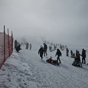 Kızakla kayak yapıp doyasıya kartopu oynayan çocukların tatillerini en mutlu şekilde geçirmeleri sağlandı. - fotoğraf 2