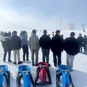 Kızakla kayak yapıp doyasıya kartopu oynayan çocukların tatillerini en mutlu şekilde geçirmeleri sağlandı. - fotoğraf 1