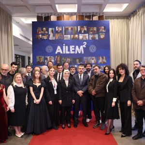Bakanımız Göktaş, "Bizim Evin Hikayesi" tiyatro oyununun gala gösterimi ile "Ailem" dizisinin ikinci sezon tanıtımına katıldı - fotoğraf 8