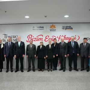 Bakanımız Göktaş, "Bizim Evin Hikayesi" tiyatro oyununun gala gösterimi ile "Ailem" dizisinin ikinci sezon tanıtımına katıldı - fotoğraf 5