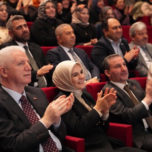 Bakanımız Göktaş, "Bizim Evin Hikayesi" tiyatro oyununun gala gösterimi ile "Ailem" dizisinin ikinci sezon tanıtımına katıldı - fotoğraf 2