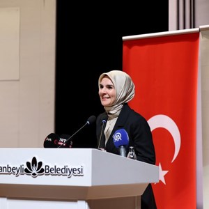 Bakanımız Göktaş, "Bizim Evin Hikayesi" tiyatro oyununun gala gösterimi ile "Ailem" dizisinin ikinci sezon tanıtımına katıldı - fotoğraf 1