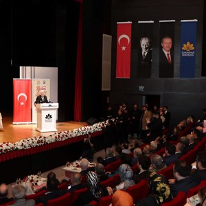 Bakanımız Göktaş, "Bizim Evin Hikayesi" tiyatro oyununun gala gösterimi ile "Ailem" dizisinin ikinci sezon tanıtımına katıldı - fotoğraf 3
