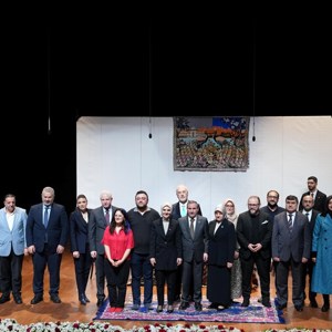 Bakanımız Göktaş, "Bizim Evin Hikayesi" tiyatro oyununun gala gösterimi ile "Ailem" dizisinin ikinci sezon tanıtımına katıldı - fotoğraf 4