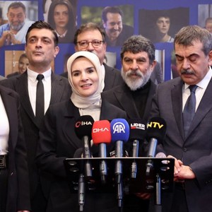 Bakanımız Göktaş, "Bizim Evin Hikayesi" tiyatro oyununun gala gösterimi ile "Ailem" dizisinin ikinci sezon tanıtımına katıldı - fotoğraf 7
