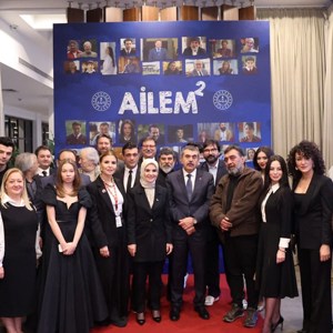 Bakanımız Göktaş, "Bizim Evin Hikayesi" tiyatro oyununun gala gösterimi ile "Ailem" dizisinin ikinci sezon tanıtımına katıldı - fotoğraf 8