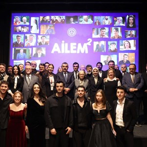 Bakanımız Göktaş, "Bizim Evin Hikayesi" tiyatro oyununun gala gösterimi ile "Ailem" dizisinin ikinci sezon tanıtımına katıldı - fotoğraf 9