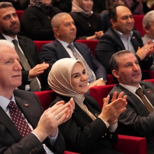 Bakanımız Göktaş, "Bizim Evin Hikayesi" tiyatro oyununun gala gösterimi ile "Ailem" dizisinin ikinci sezon tanıtımına katıldı - fotoğraf 10