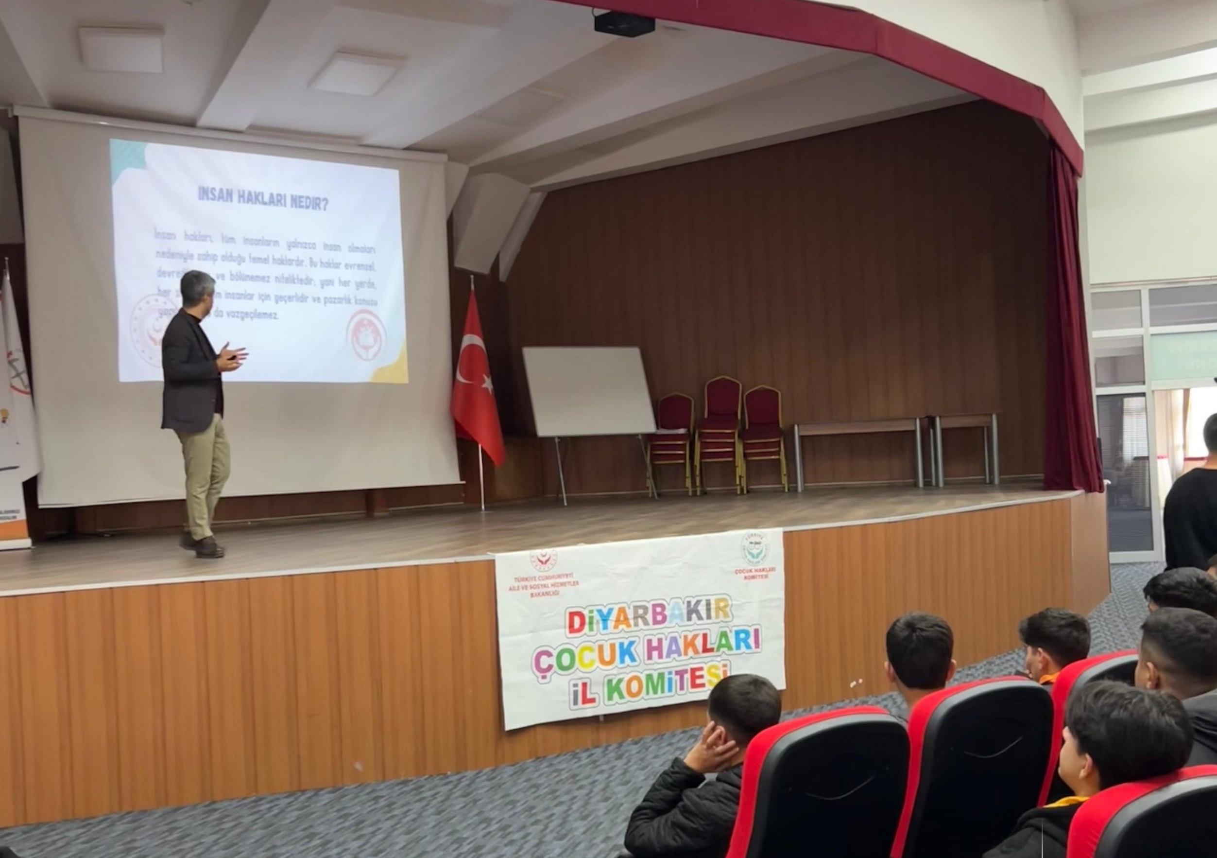 Çocuk Hakları İl Komitesi Tanıtım ve Bilgilendirme Çalışması Diyarbakır Çocuk Hakları İl Komitesi Yetişkin Danışmanları tarafından  bilgilendirme ve eğitim çalışması gerçekleştirilmiştir