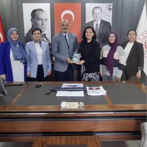 Muğla Mehir Aile Platformu Başkanı İkbal GÜVEN ARSLAN ve beraberindeki heyet, İl Müdürümüz Yakup KÜTÜK’ü makamında ziyaret etti. - fotoğraf 1
