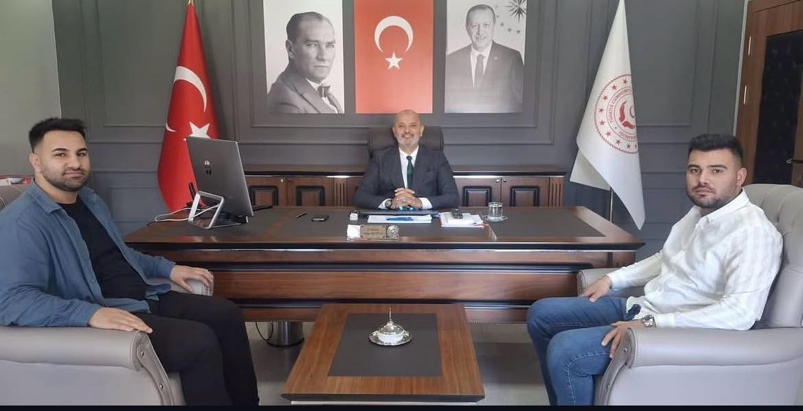 Genç Kızılay Muğla İl Başkanı Arif TÜRKDOĞAN ve Genç Kızılay Muğla İl Teşkilat Başkanı Semih DEMİR, İl Müdürümüz Yakup KÜTÜK’ü makamında ziyaret etti.