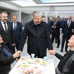 Sayın Valimiz Dr. Erdinç Yılmaz, Safiye Gönül Bayar Huzurevi Sakinleriyle Bir Araya Geldi - fotoğraf 2