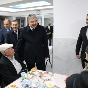 Sayın Valimiz Dr. Erdinç Yılmaz, Safiye Gönül Bayar Huzurevi Sakinleriyle Bir Araya Geldi - fotoğraf 3
