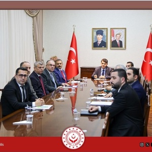 İl Değerlendirme toplantımız Sayın Valimiz Ömer KALAYLI, Vali Yardımcımız Murat DEMİRBİLEK, İl Müdürümüz M.Ferdi BOZKURT ve bağlı Kuruluş Müdürlerimizin katılımı ile İl Müdürlüğümüzce yürütülen çalışmalar, devam eden projeler ve vatandaşlarımıza sunulan sosyal hizmetler hakkında Sayın Valimiz bilgilendirilmiştir. - fotoğraf 3