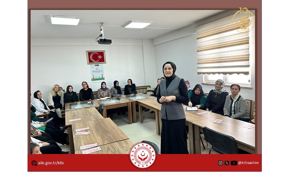 Kilis Aile ve Destek Merkezinde faydalanan kursiyerlere ve kurs hocalarına yönelik koruyucu aile tanıtımı ve farkındalık çalışması gerçekleştirildi. Çocuklarımızın güvenli bir aile ortamında büyümesine katkı sunmak amacıyla, koruyucu aile konusunda bilgilendirme ve farkındalık çalışmalarımızı kararlılıkla ve özveriyle sürdürmeye devam ediyoruz.