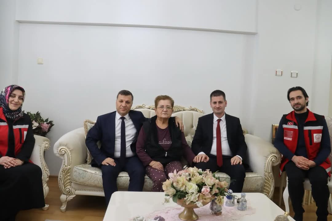 İl Müdürümüz Abdurrahman Bilgiç Şehit Polis Memurumuz Ercan Hırçının Kıymetli Annesini Evinde Ziyaret Etti