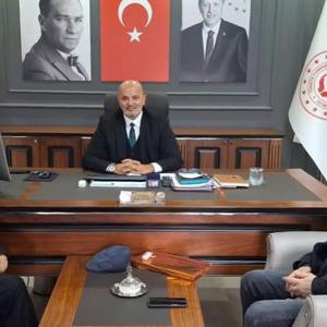 Kıbrıs Gazisi Mehmet YILMAZ ve oğlu Kemal YILMAZ, hemşerileri olan İl Müdürümüz Yakup KÜTÜK’ü makamında ziyaret etti. - fotoğraf 1