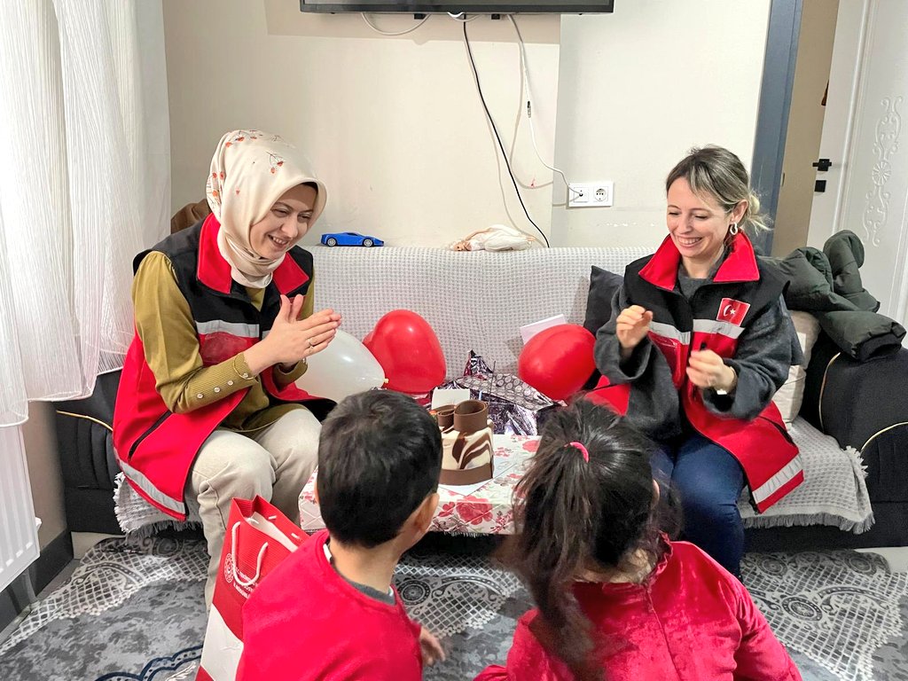  Ebeveyn Kaybı Yaşamış Çocuklarımız Evlerinde Ziyaret Edilerek Doğum Günleri Birlikte Kutladık