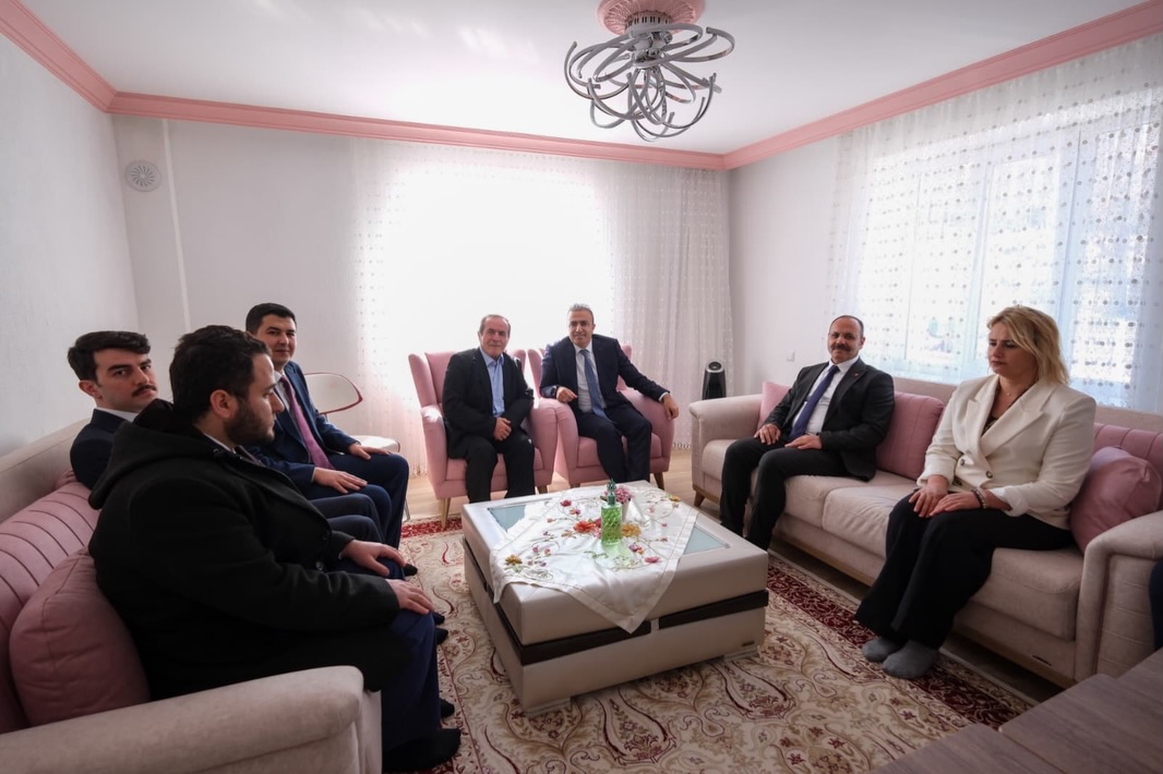 Şehitlerimizin Mukaddes Emanetleri Başımızın Tacıdır