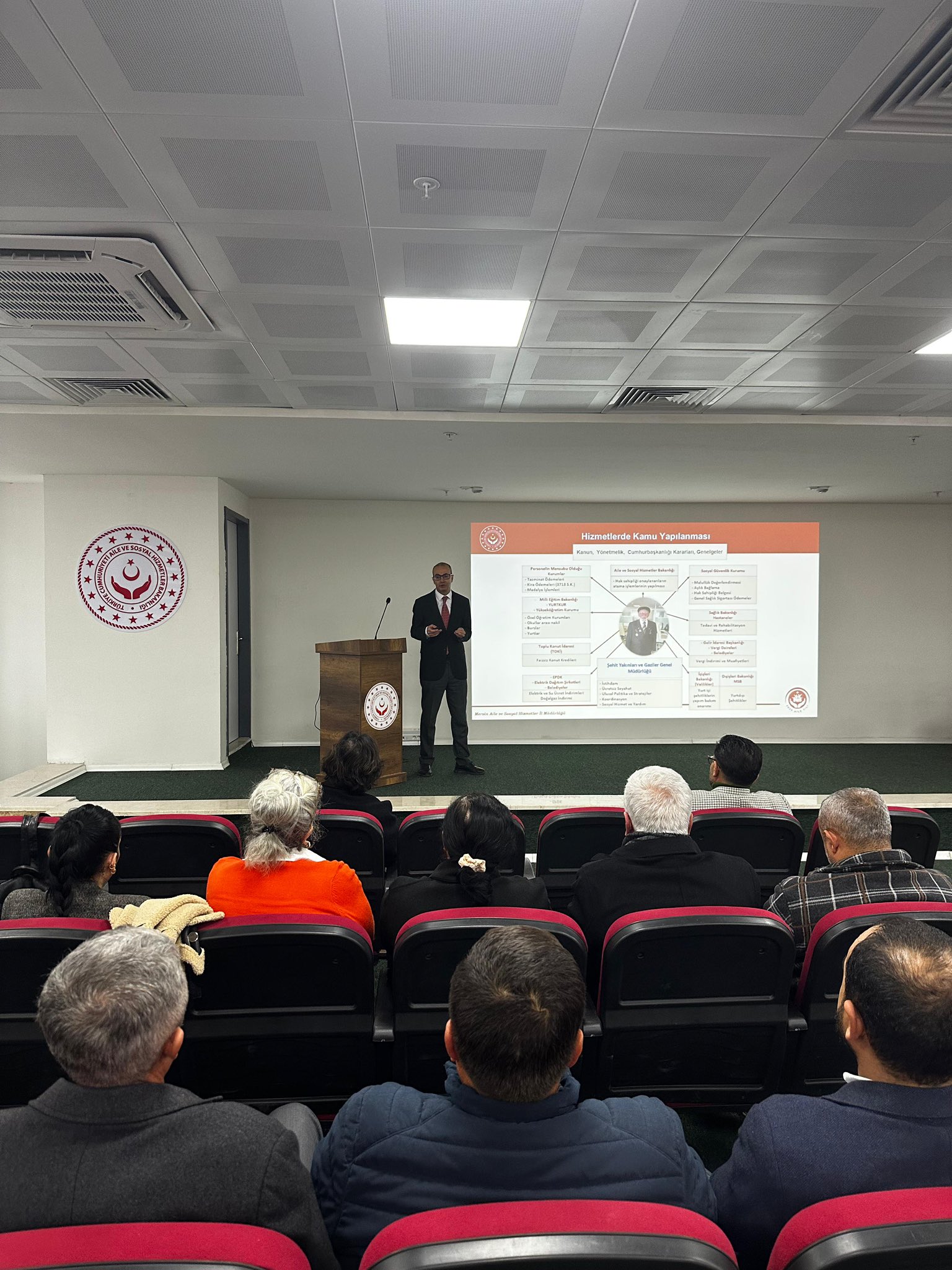 İl Müdürlüğümüz Konferans salonunda Şube Müdürümüz Ali Şefik Deniz tarafından köy ve mahalle muhtarlarımıza yönelik “Şehit ve Gazi Mevzuatı Eğitimi” gerçekleştirildi. @tcailesosyal   @ashb_sehitgazi