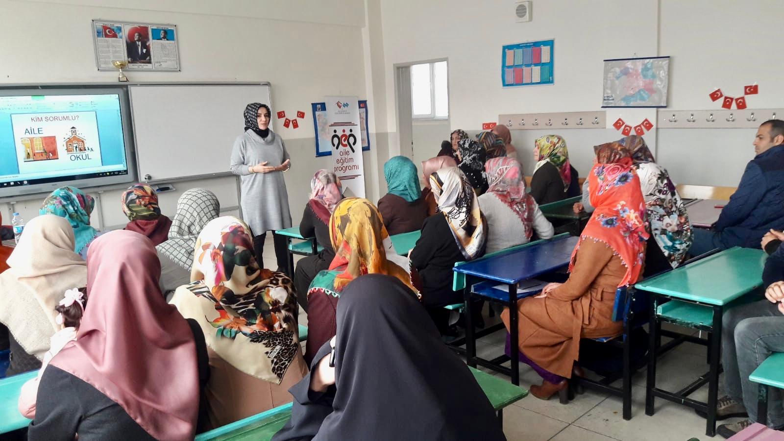 Genç İlçemizde AEP Kapsamında Nuri Özaltın Ve MEV İlköğretim Okullarında “Okul-Aile İşbirliği” Semineri Verildi