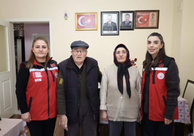 Kahraman Şehidimiz Yaşar Polat’ın bizlere emaneti olan kıymetli annesi ve babasını ziyaret ederek ellerinden öptük.