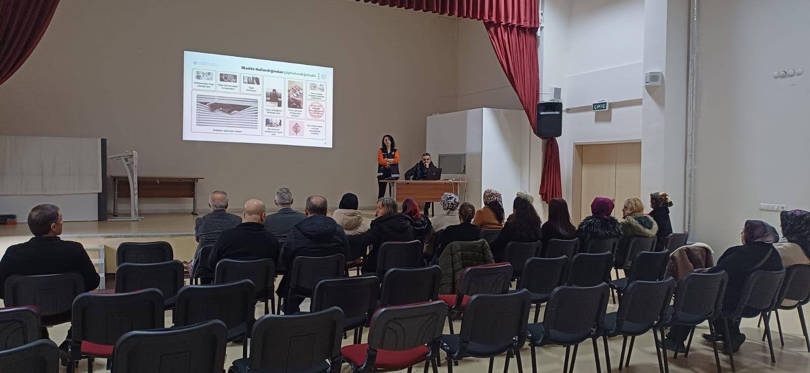 İl Müdürlüğümüze bağlı 0–18 Yaş Çocuk Evleri Sitesi Müdürlüğünde, bağımlılıkla mücadele kapsamında personele yönelik eğitim programı düzenlenmiştir.