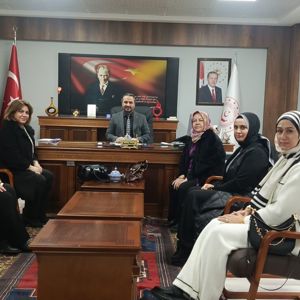 Mehir Aile Platformu Nevşehir İl Temsilcisi Fatma Aygün ve beraberindeki yönetim kurulu üyeleri, İl Müdürümüz Mahmut Selçuk’u makamında ziyaret etti. - fotoğraf 1