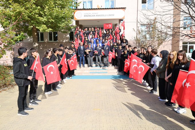 Aziz Şehitlerimizin Değerli Yakınları ve Kahraman Gazilerimiz, Erzincan Anadolu Lisesi Öğrencileriyle bir Araya Gelerek, Kahramanlık Hikâyelerini ve Anılarını Paylaştılar.
