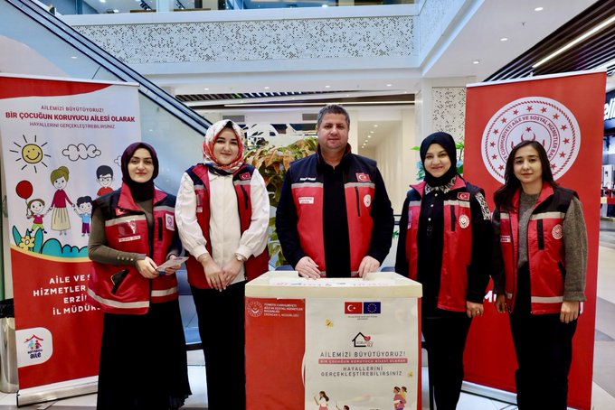 Koruyucu Aile Modeli Tanıtımlarımız Devam Ediyor  Bu Çerçevede Er Merkez AVM’de Koruyucu Aile Hizmet Modelinin Tanıtımı Yapılarak, Halkımıza Bilgilendirme Yapıldı.