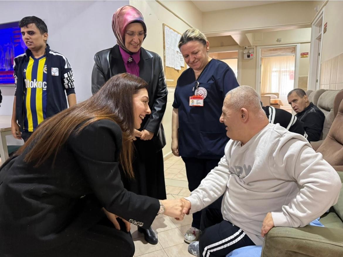 Valimiz Yunus Sezer’in Eşi Canan Sezer Hanımefendi, 80. Yıl Bakım ve Rehabilitasyon Merkezini Ziyaret Etti.