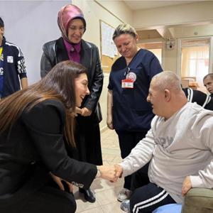 Valimiz Yunus Sezer’in Eşi Canan Sezer Hanımefendi, 80. Yıl Bakım ve Rehabilitasyon Merkezini Ziyaret Etti. - fotoğraf 1