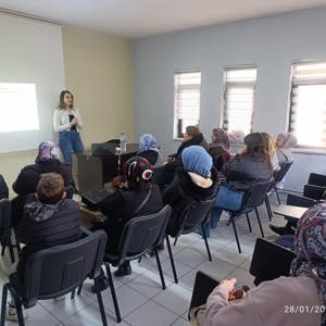 Karabük ADEM Kursiyerlerine Yönelik Kadına Yönelik Şiddetle Mücadele Farkındalık Semineri Gerçekleştirildi - fotoğraf 2