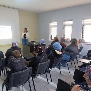 Karabük ADEM Kursiyerlerine Yönelik Kadına Yönelik Şiddetle Mücadele Farkındalık Semineri Gerçekleştirildi - fotoğraf 1