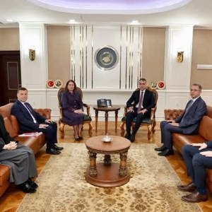 Aile Ve Sosyal Hizmetler Bakan Yardımcımız Sayın Sevim Sayım Madak Valimiz Sayın Oktay Çağatayı Makamında Ziyaret Etti - fotoğraf 2