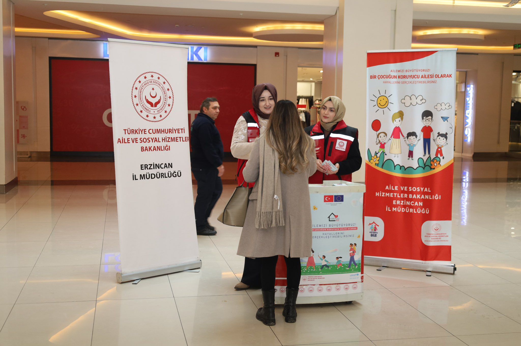 Koruyucu Aile Modeli Tanıtımlarımız Devam Ediyor. Bu Çerçevede Can Park AVM’de Koruyucu Aile Hizmet Modelinin Tanıtımı Yapılarak, Halkımıza Bilgilendirme Yapıldı.