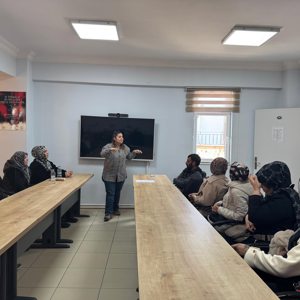  “İşlevsel ve Yılmaz Aile Olabilmek” ve “Riski Fark Etmek; İhmal ve İstismar” konulu eğitimler  - fotoğraf 1