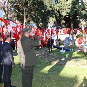 30 Kasım Sinop Deniz Şehitlerini Anma Programı Deniz Şehitliğine Çelenklerin Sunulmasıyla Başladı - fotoğraf 7