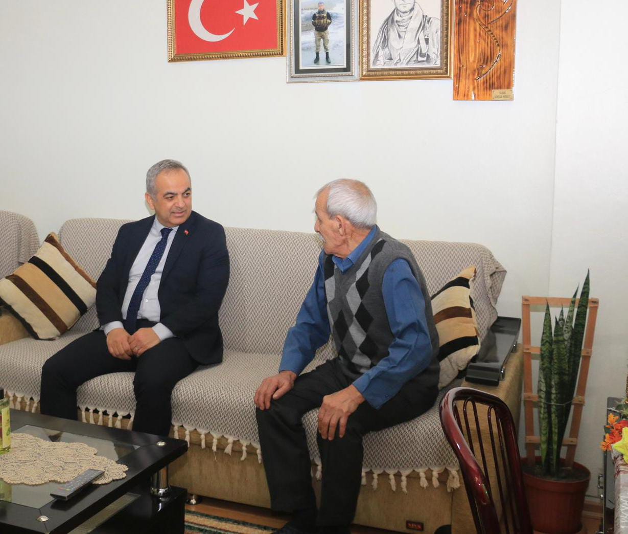 İL MÜDÜRÜMÜZ AZİZ ŞEHİDİMİZ MUAMMER FARUK SALGAR'IN KIYMETLİ BABASINI EVİNDE ZİYARET ETTİ