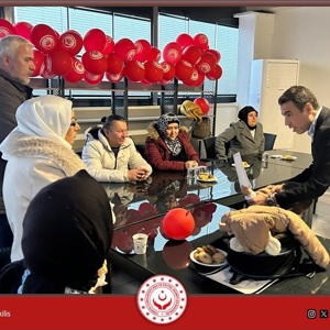 İl Müdürlüğümüze bağlı hizmet vermekte olan Koruyucu Aile Birimi tarafından 11 koruyucu ailemize Koruyucu Aile Temel 1. Kademe Eğitimi verilmiş, eğitim sonunda İl Müdürümüz Sayın Müslüm Ferdi BOZKURT ailelerimize katılım sertifikalarını takdim etmiştir. - fotoğraf 1