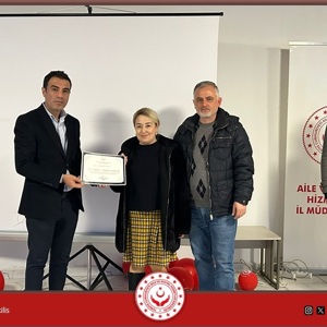 İl Müdürlüğümüze bağlı hizmet vermekte olan Koruyucu Aile Birimi tarafından 11 koruyucu ailemize Koruyucu Aile Temel 1. Kademe Eğitimi verilmiş, eğitim sonunda İl Müdürümüz Sayın Müslüm Ferdi BOZKURT ailelerimize katılım sertifikalarını takdim etmiştir. - fotoğraf 5