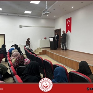 Müdürlüğümüz eğiticisi tarafından yürütülen 10 haftalık Modüler Aile Eğitim Programı başarıyla tamamlandı. Program sonunda düzenlenen sertifika töreninde, katılımcılarımıza belgeleri Sosyal Hizmet Merkezi Müdürümüz  Sayın Abuzer BÜYÜKCOŞKUN tarafından takdim edildi. Süreç boyunca gösterdikleri ilgi, gayret ve samimi paylaşımları için tüm ailelerimize teşekkür ederiz - fotoğraf 1