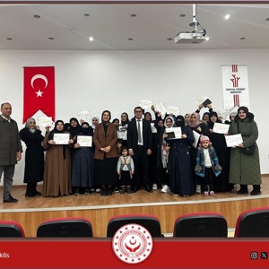 Müdürlüğümüz eğiticisi tarafından yürütülen 10 haftalık Modüler Aile Eğitim Programı başarıyla tamamlandı. Program sonunda düzenlenen sertifika töreninde, katılımcılarımıza belgeleri Sosyal Hizmet Merkezi Müdürümüz  Sayın Abuzer BÜYÜKCOŞKUN tarafından takdim edildi. Süreç boyunca gösterdikleri ilgi, gayret ve samimi paylaşımları için tüm ailelerimize teşekkür ederiz - fotoğraf 2