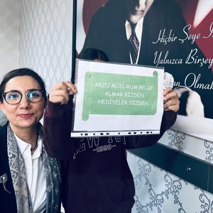 İl Müdürümüz Sayın Arzu Çıngır, Başarılı Çocuklarımızla Bir Araya Gelerek Hediyelerini Takdim Etti - fotoğraf 1