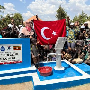 Karabükten Ugandaya Uzanan Vefa Şehidimiz Nuri Özcanın Adına Ugandada Su Kuyusu Açıldı - fotoğraf 1