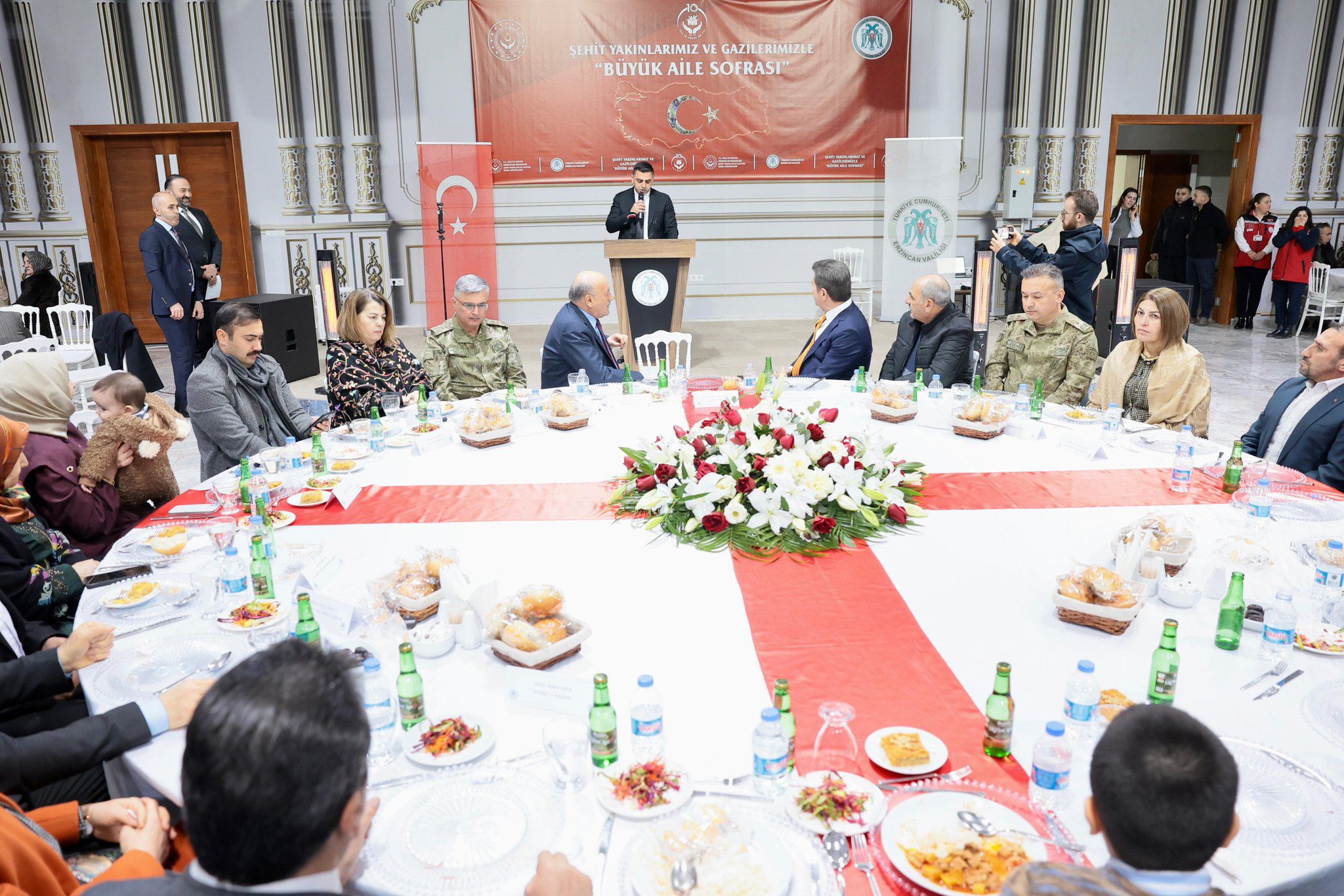 “Büyük Aile Sofrası” temalı iftar programında; kıymetli şehit ailelerimiz, değerli gazilerimiz ve aileleriyle Ramazan ayının ilk iftarını birlikte açtık.