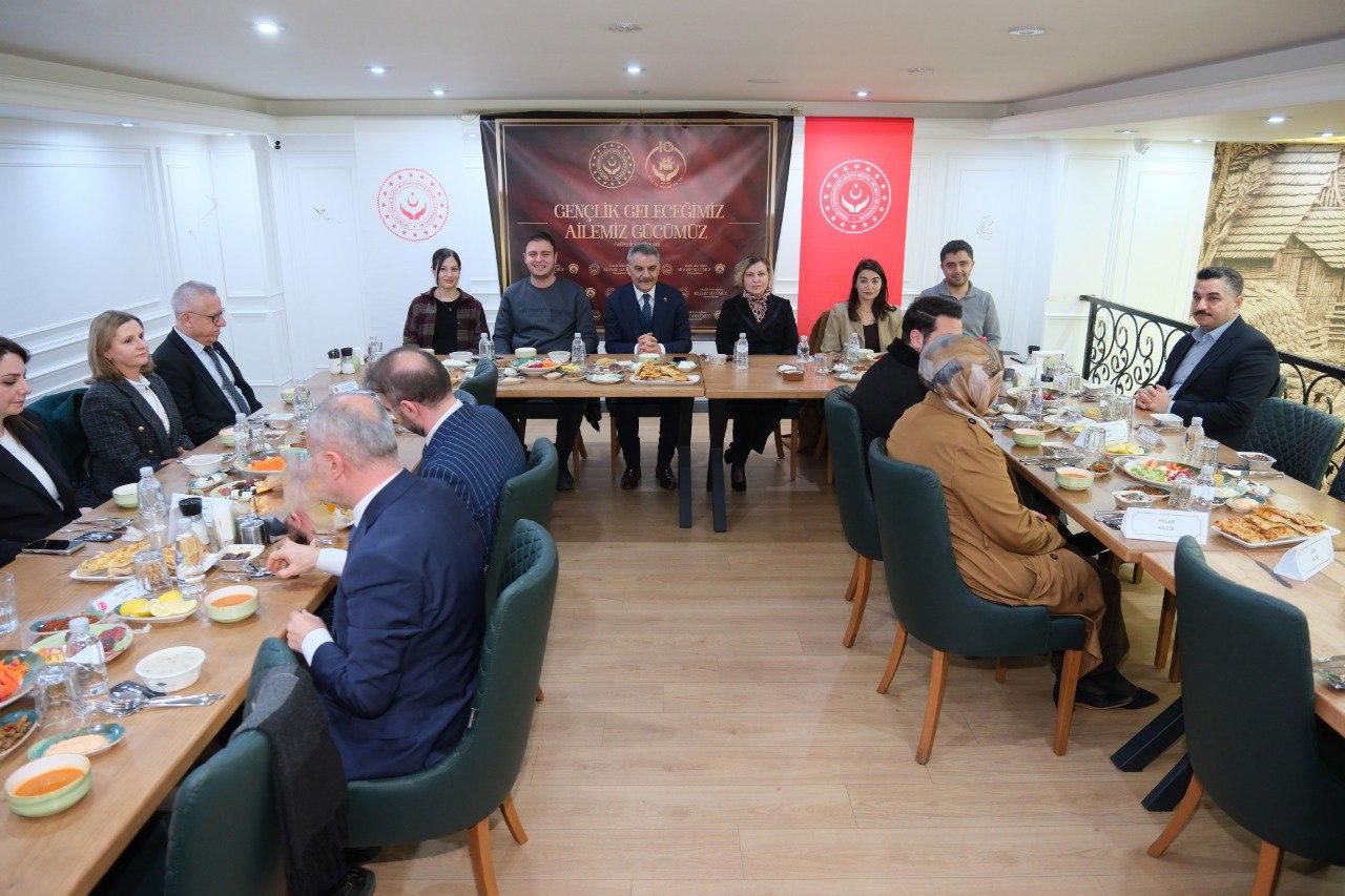 Gelenekle Geleceğin Buluşması: Aile Her Şeydir!