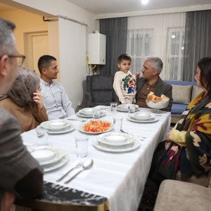 Valimiz Sayın Mehmet Makas ve Eşi Hanımefendi’den Aile Ziyareti. - fotoğraf 2