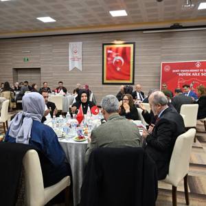 Manisa’da “Şehit Yakınlarımız ve Gazilerimizle Büyük Aile Sofrası” İftar Programı Düzenlendi - fotoğraf 2